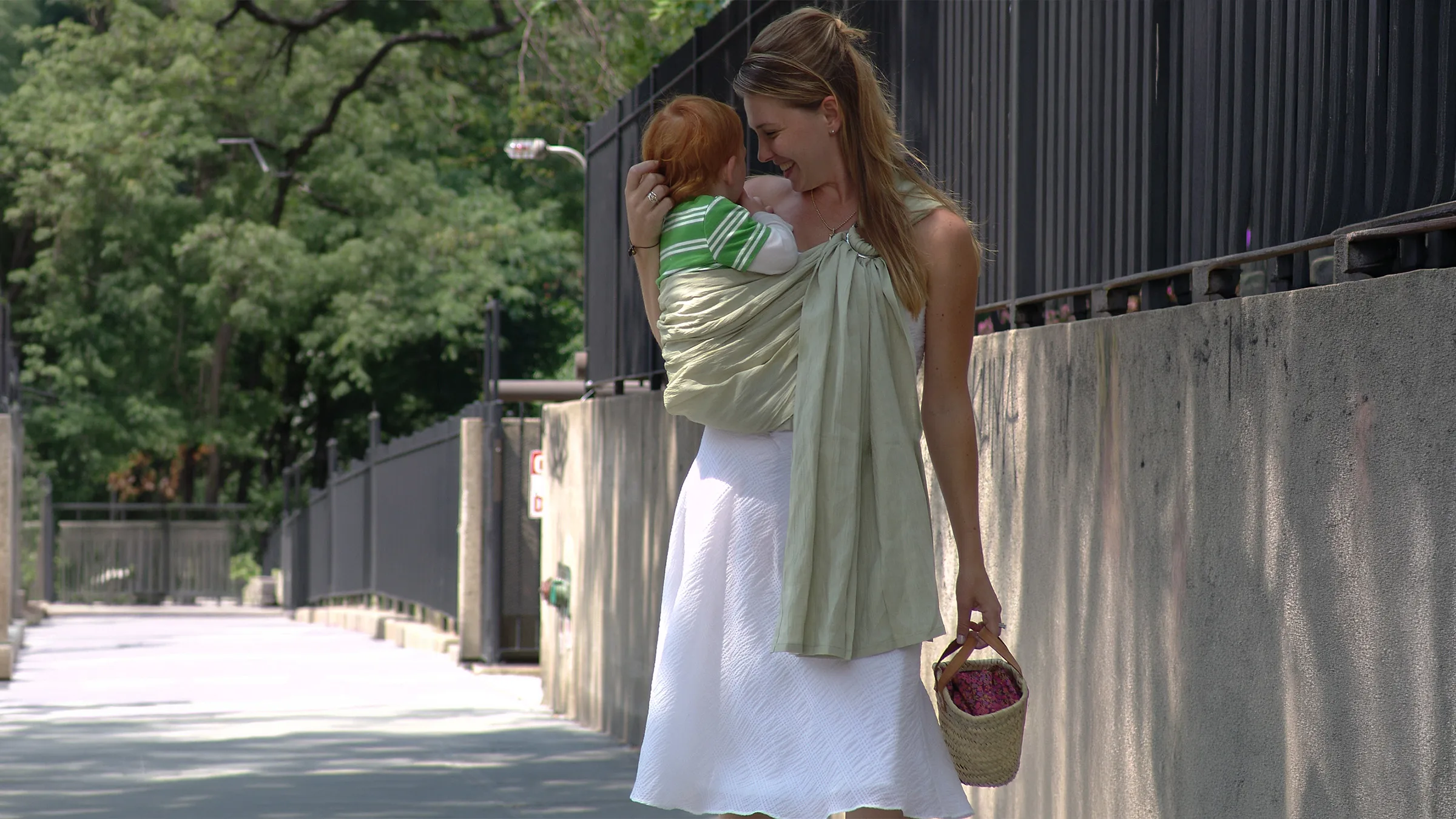 ニューヨークの街でピースリングを使う母親と子ども