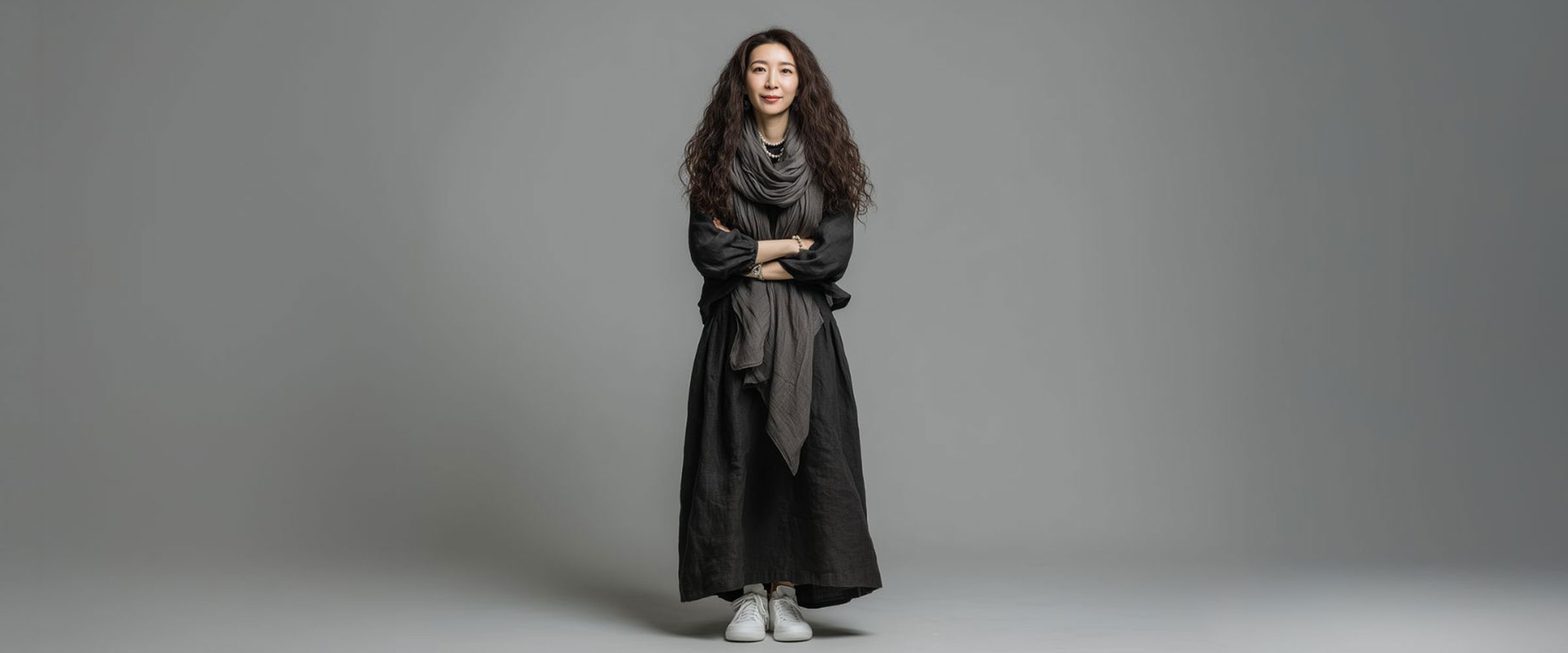 PSNYのストールと衣服を身にまとう女性