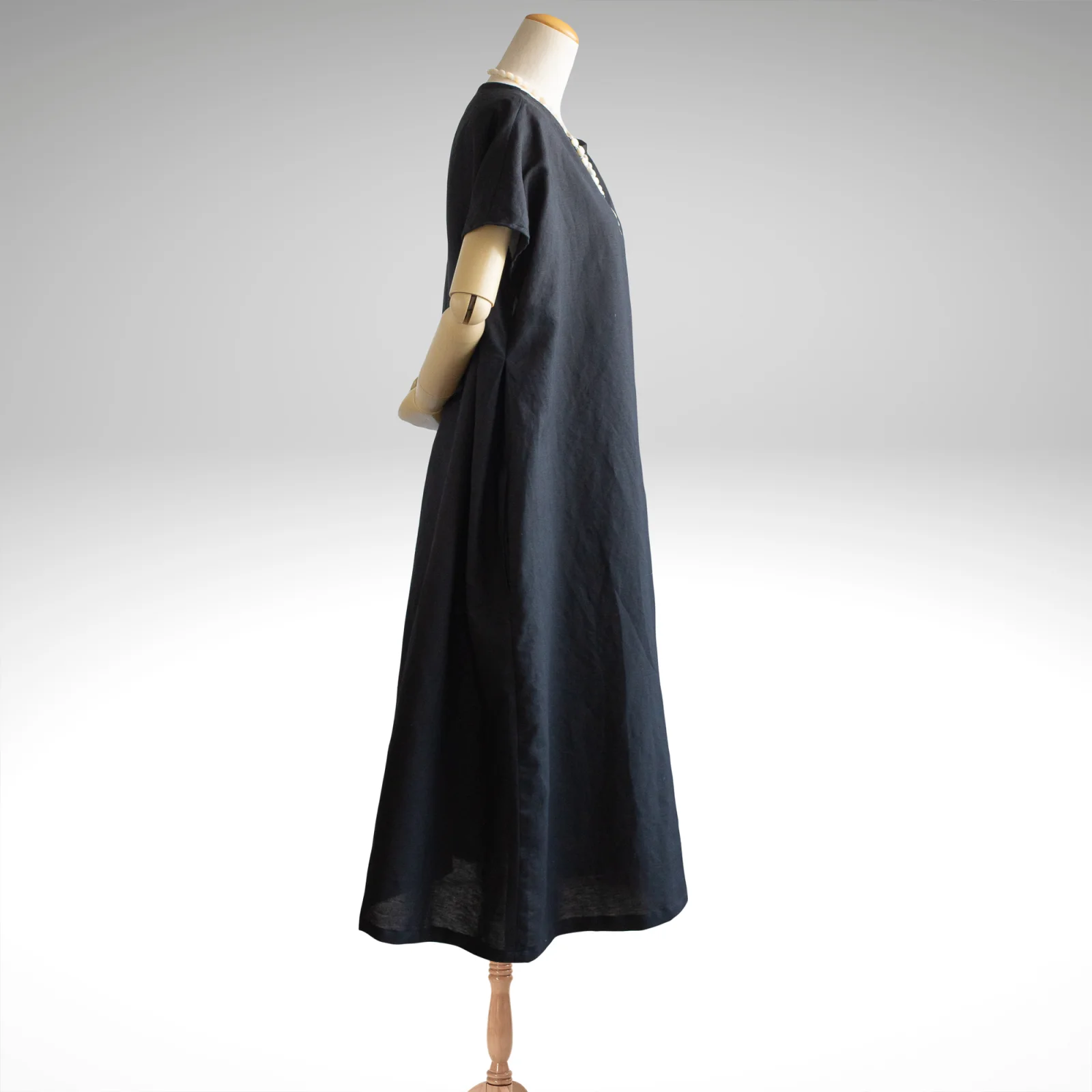 黒いリネンワンピースを仕立てたPSNY作品